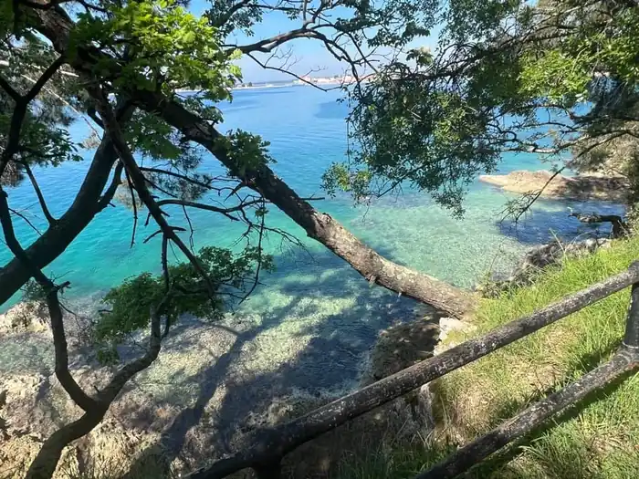 Plaža i more u Poreču u blizini Valamar smještaja dobivenim vaucer kodom 100 eura